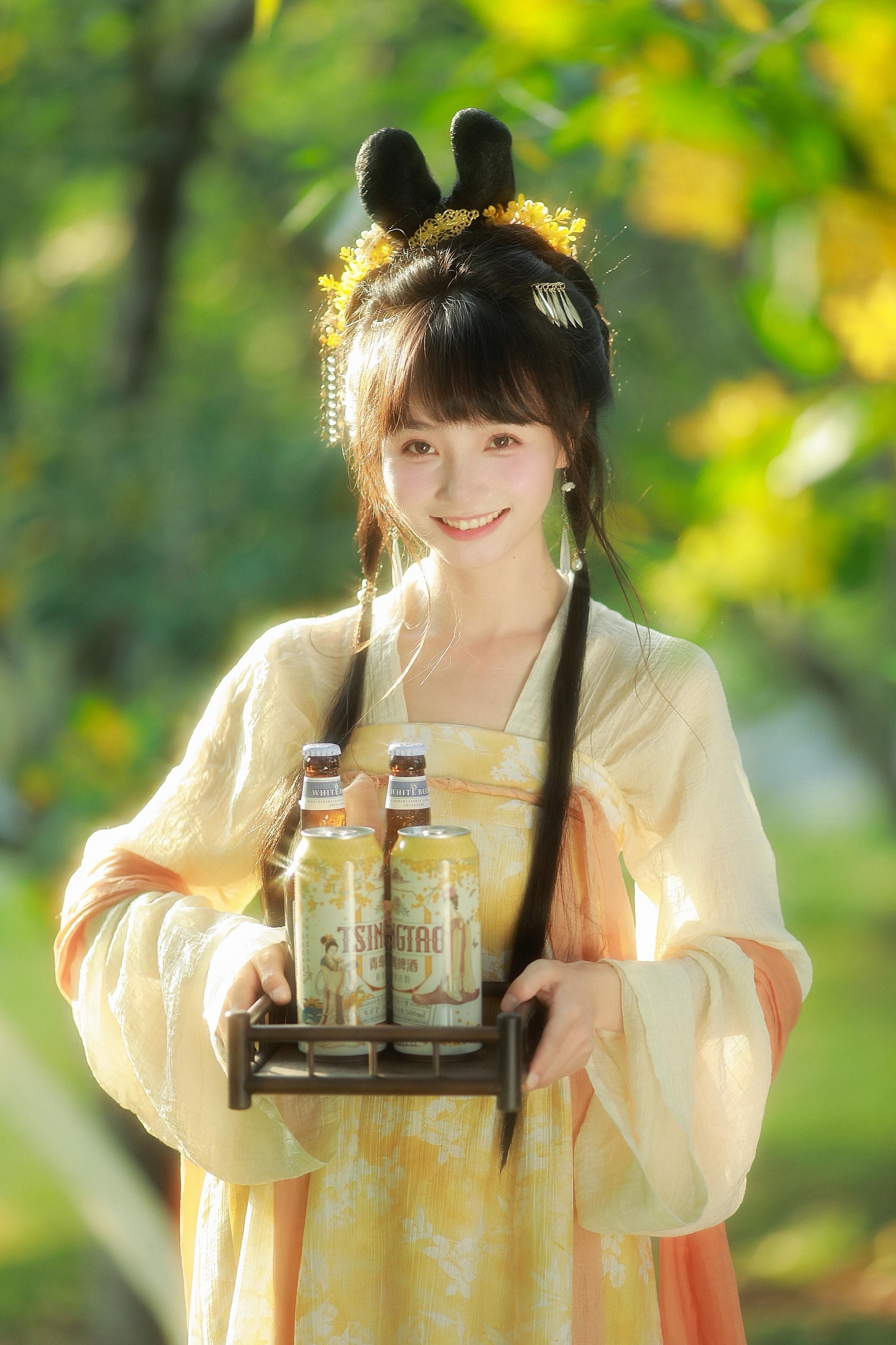 🐰：今天在月光偷喝嫦娥姐姐的桂花酿啦。玉兔这里，祝福大家中秋快乐！🥮