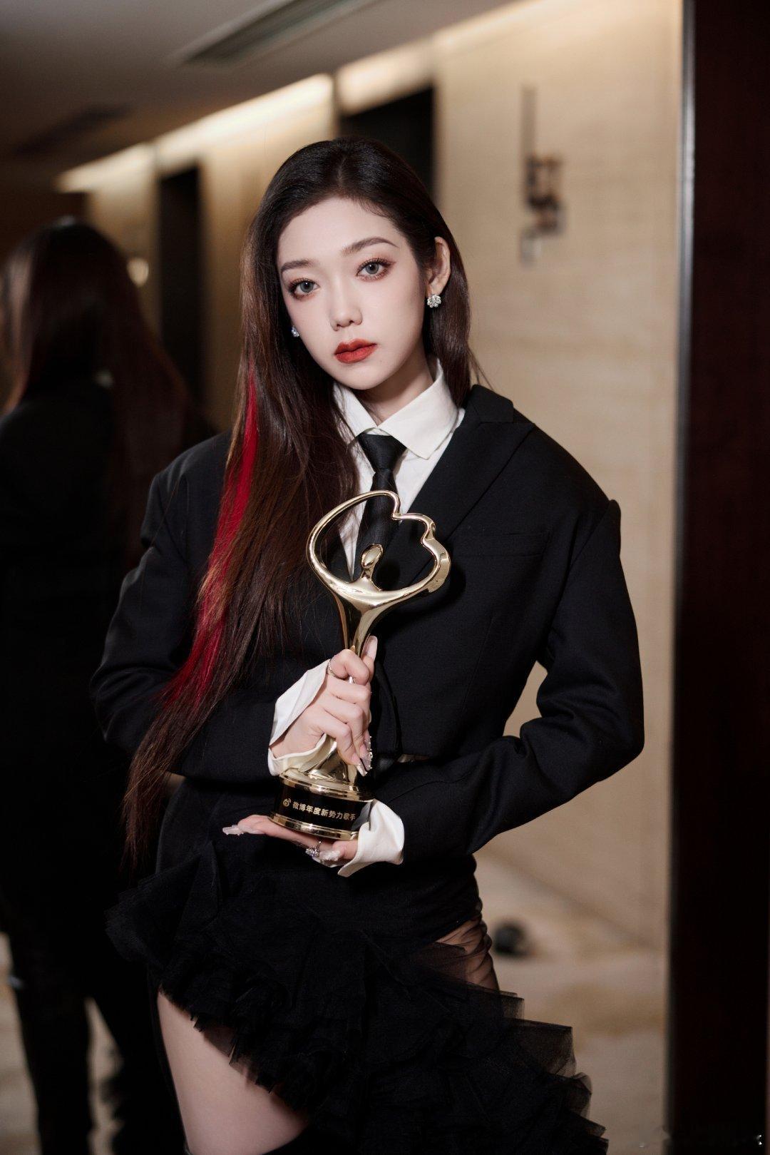 #硬糖少女303##希林娜依高# 今日份糖妹新鲜物料希林娜依高微博之夜工作室更新