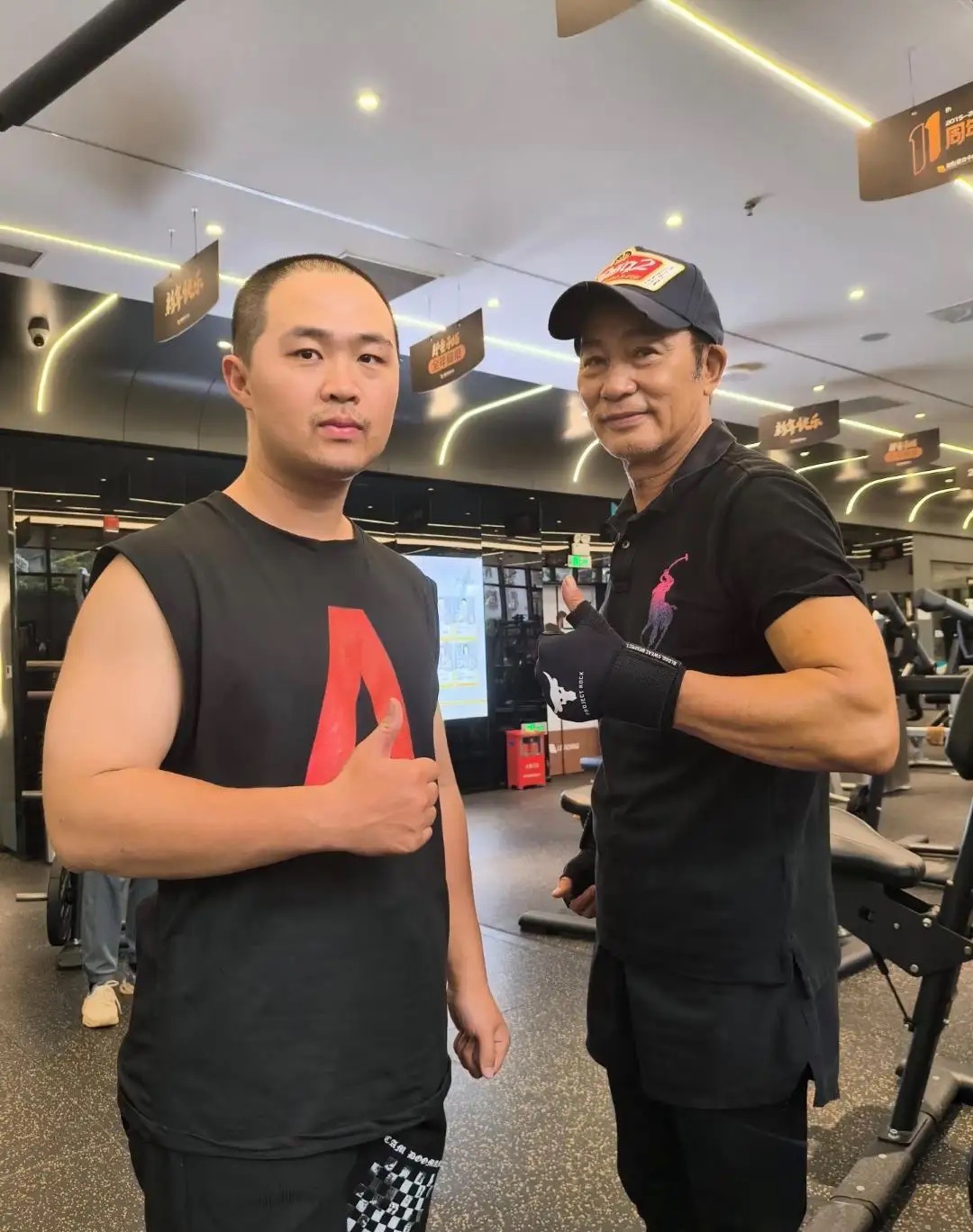 71岁任达华在广东韶关健身房锻炼身体被偶遇，他现实中真人看起来苍老了好多，脸部僵