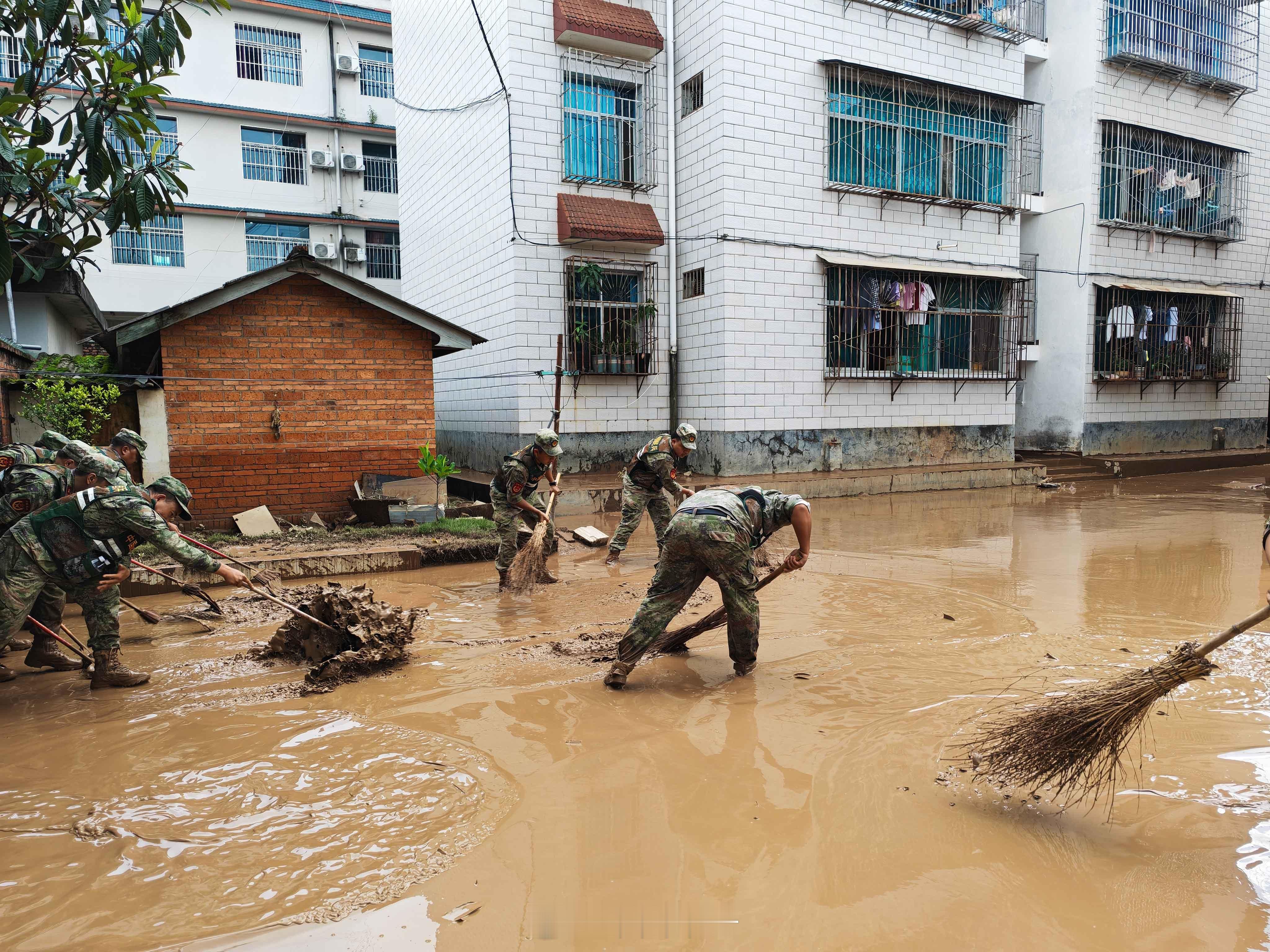 子弟兵奋战抗洪一线【云南普洱暴雨引发内涝子弟兵紧急行动】7月27日，云南省普洱市