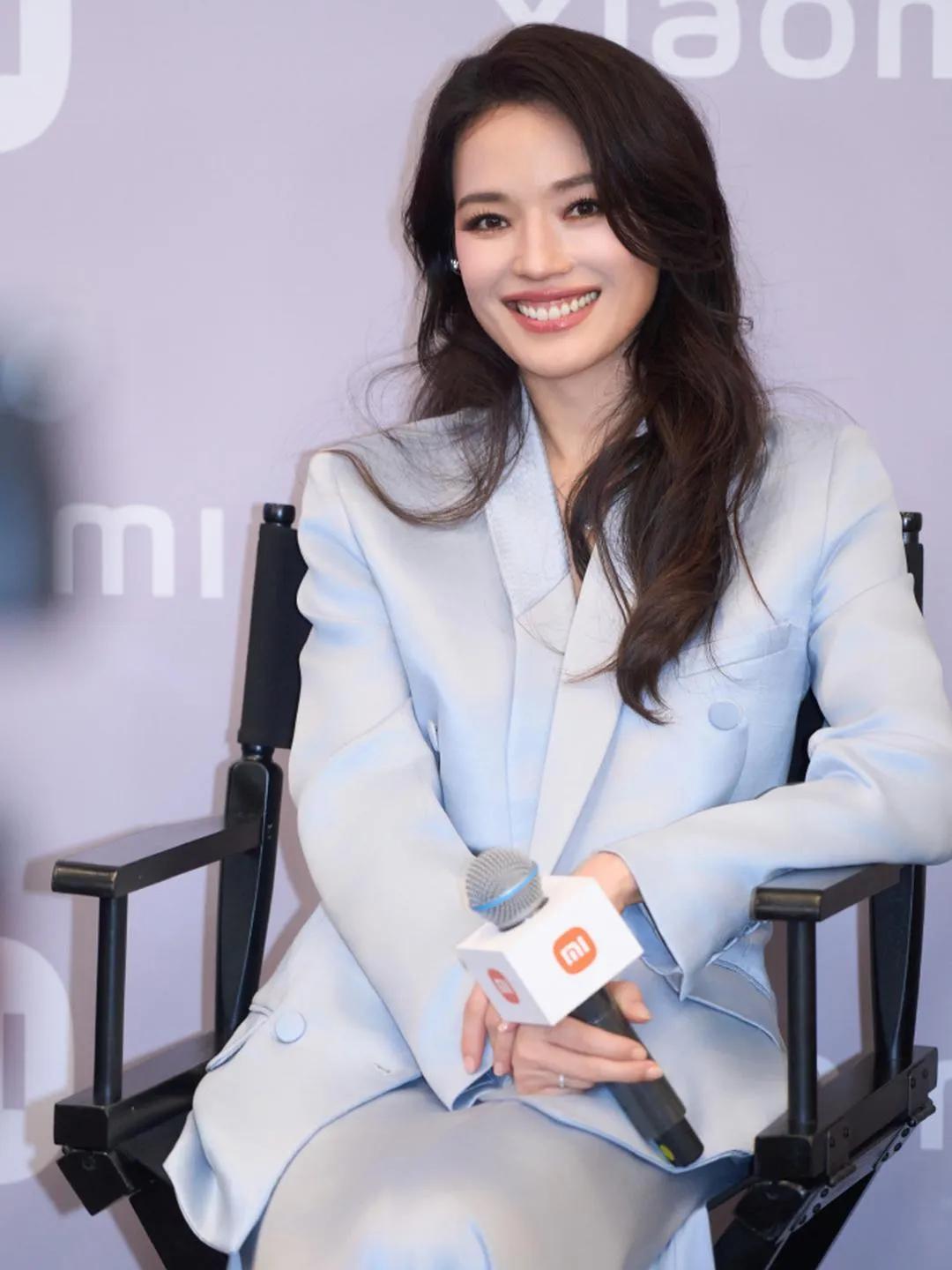 舒淇的气质真的太出挑了！
浅蓝西装+阔腿裤套装，简约又高级，走路带风的样子，把松