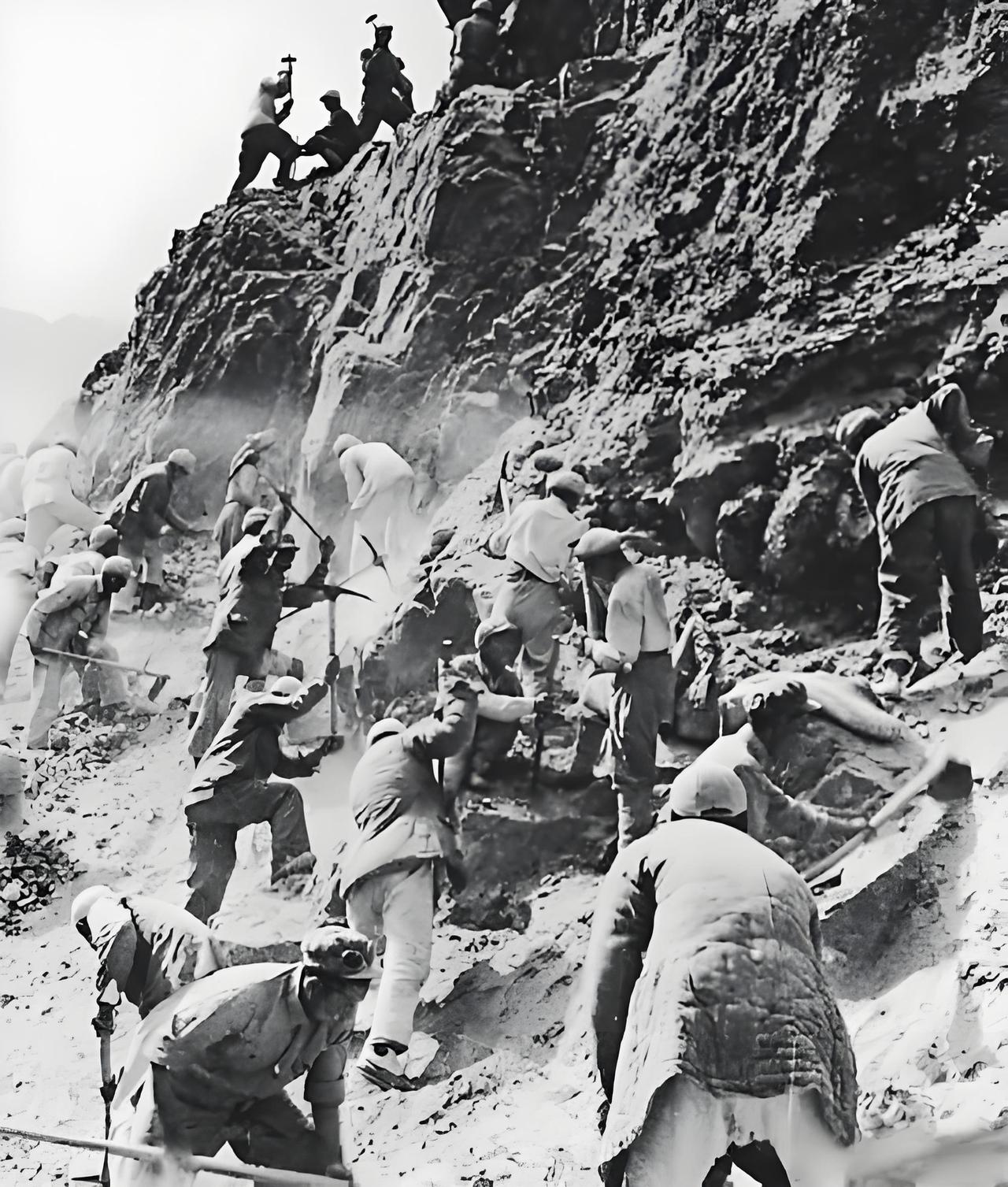 历史上的今天。
今天是2025年12月25日，1954年的今天，青藏公路正式全线