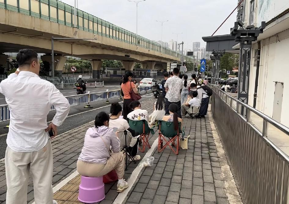 6:30 南宁青秀区 5.20 领证排队现状

目测有些是代排，愿意为了仪式感来
