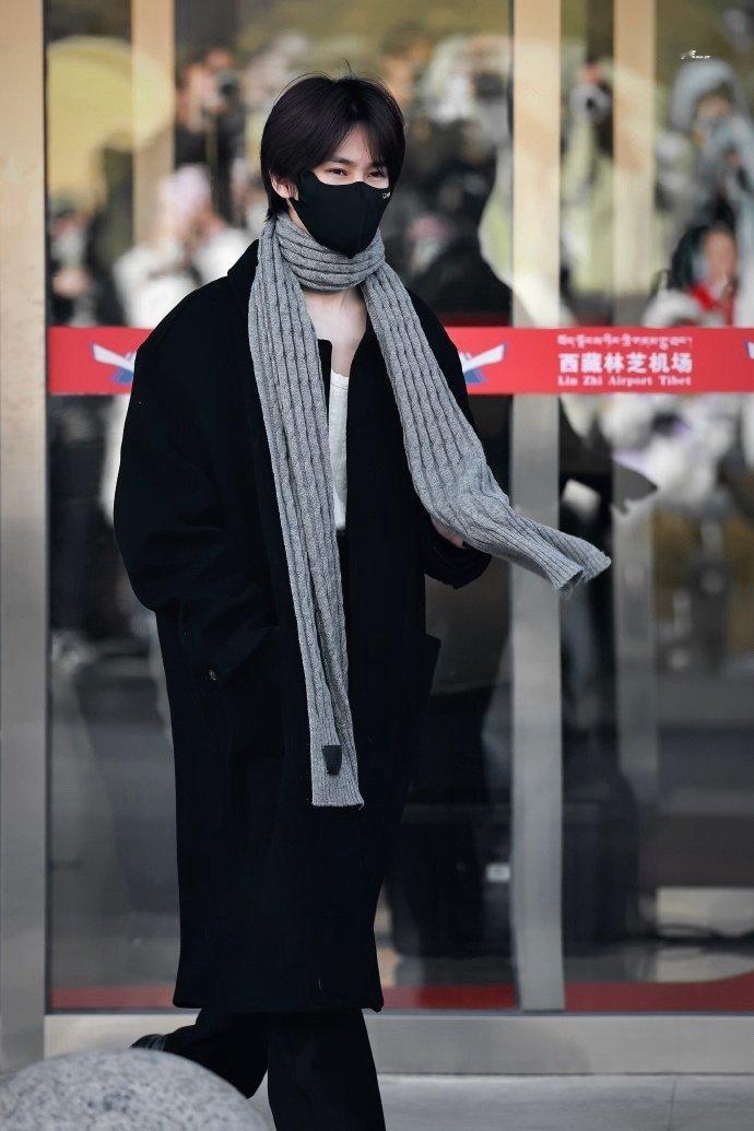 张真源大衣的神张真源顺毛黑大衣look 张真源大衣的神，张真源顺毛黑大衣look