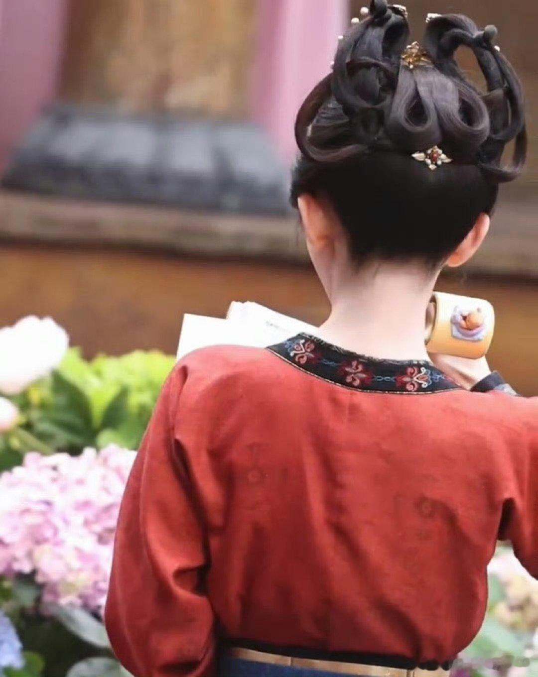 鞠婧祎新剧唐装造型路透 古典唐装搭配精致发饰，鞠婧祎塑造的苏绿夏模样娇憨可爱，氛