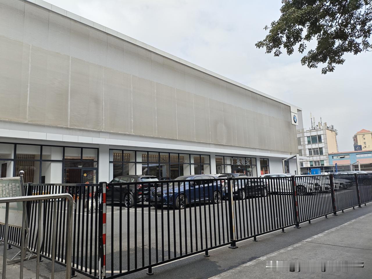 曾经也风光一时的广州广园客运站，终究是在前不久关闭了。今天正好经过广园客运站门口