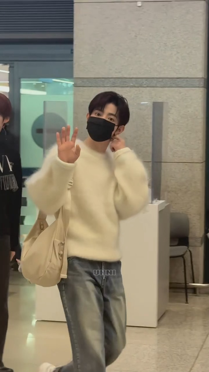 特地把口罩摘了给粉丝拍照的章昊欧巴🥰🫶cr.logo