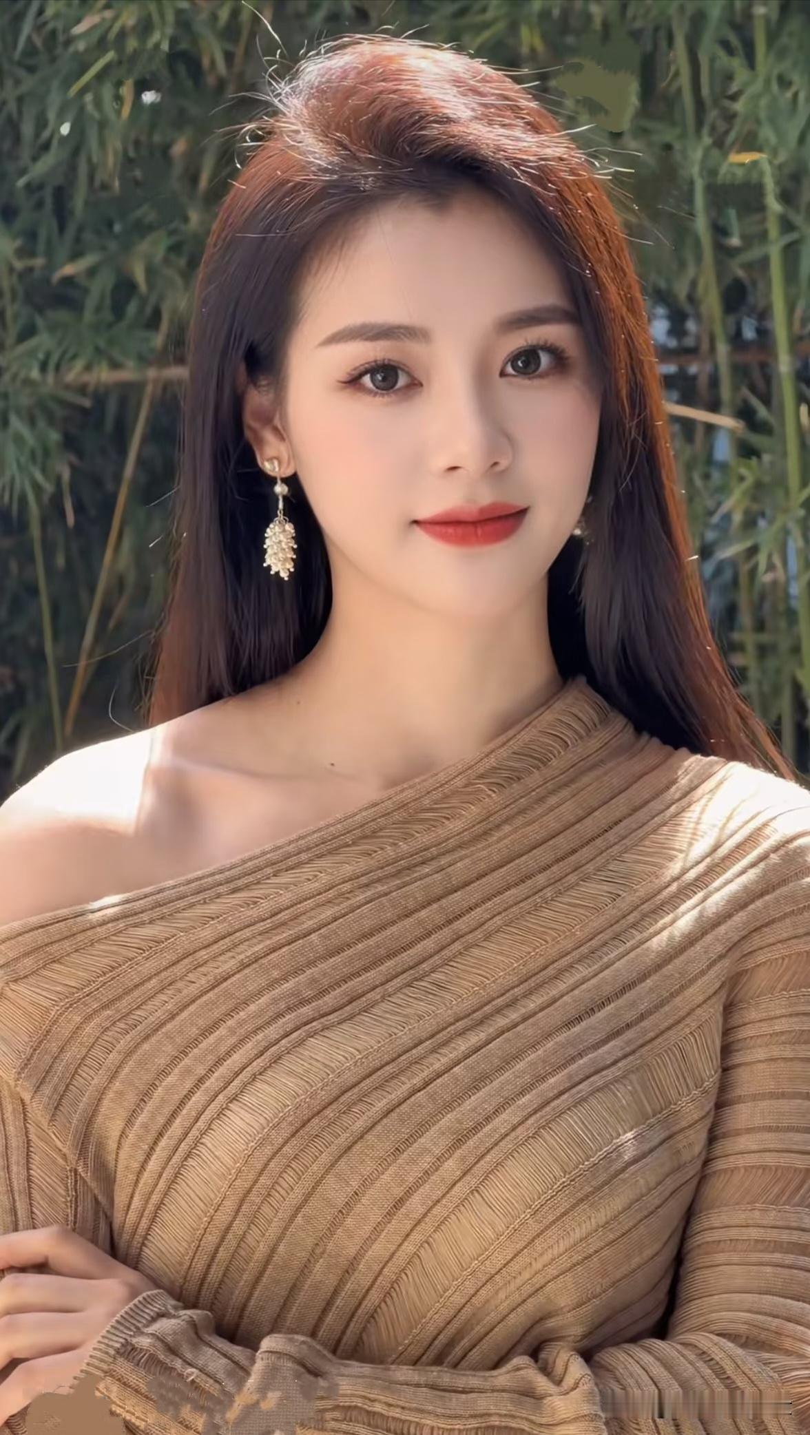一七令·妍
 
妍。
翠竹，晴川。
云丝软，玉颜鲜。
流苏垂耳，丹点樱唇。
罗衣