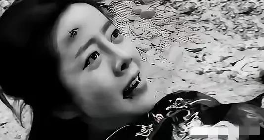 1944年正月，天寒地冻，伪军把一个奄奄一息，光着身子的少女扔在河边的乱石堆上。