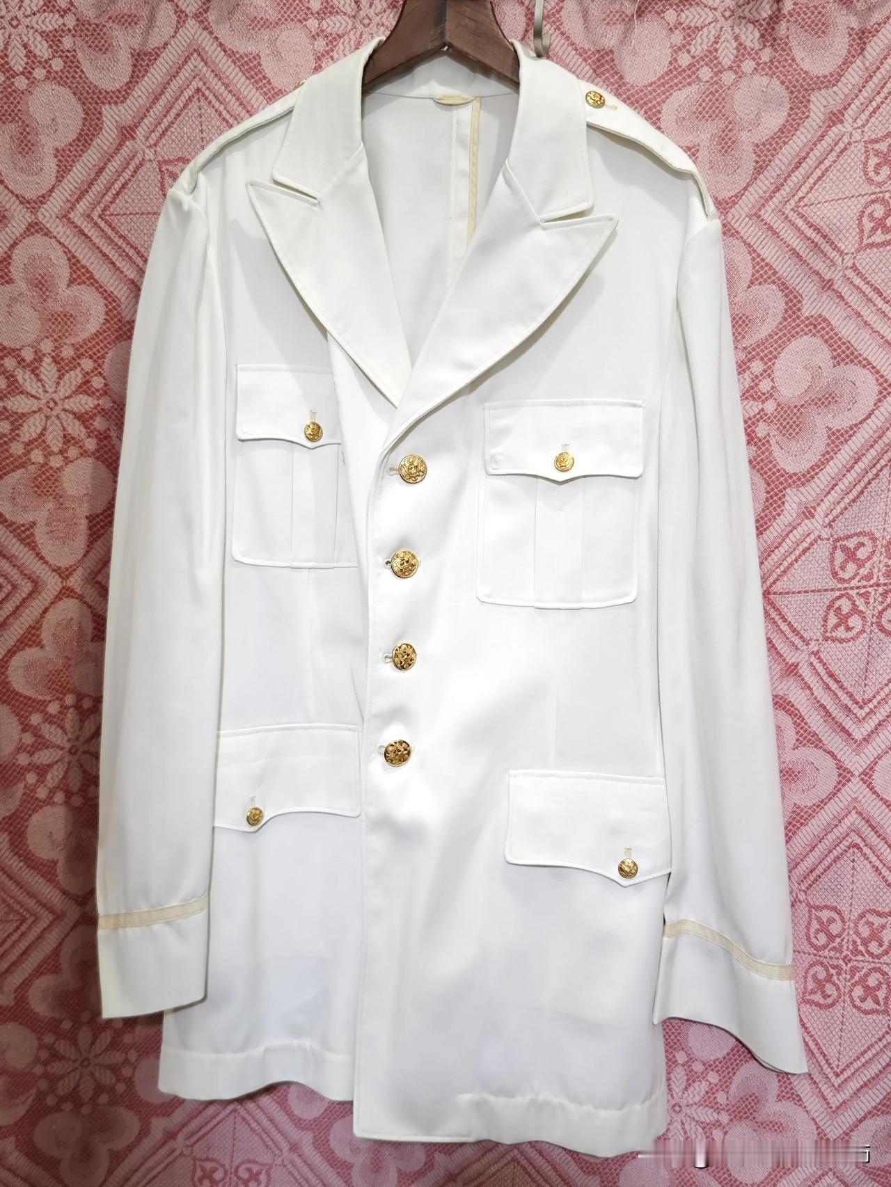 80年代美军校官的白礼服火了！袖口藏着咖啡印，背后故事太戳人
 
谁能想到，一件