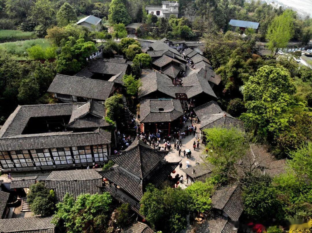 一句坐着公交就能出大山，实实在在见证北川的蜕变。群山环抱之间路网四通八达，公交 