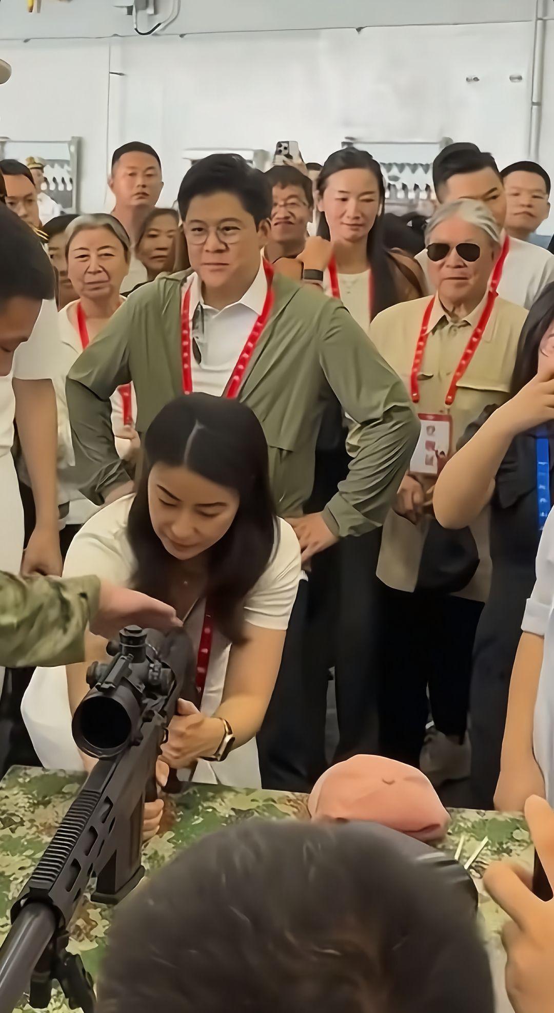 霍震霆给香港所有豪门都上了一课，豪门娶媳妇不一定要绝世美人的，郭晶晶虽然长相一般