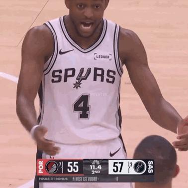 “小狐狸”福克斯质问裁判，为什么 阿夫迪亚的推人动作不算犯规：“你想让我假摔吗？