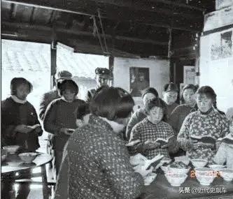 文革中家里吃饭的一种程序：
通常家里的吃饭桌都是摆放在堂屋，屋正中的墙上贴（挂）