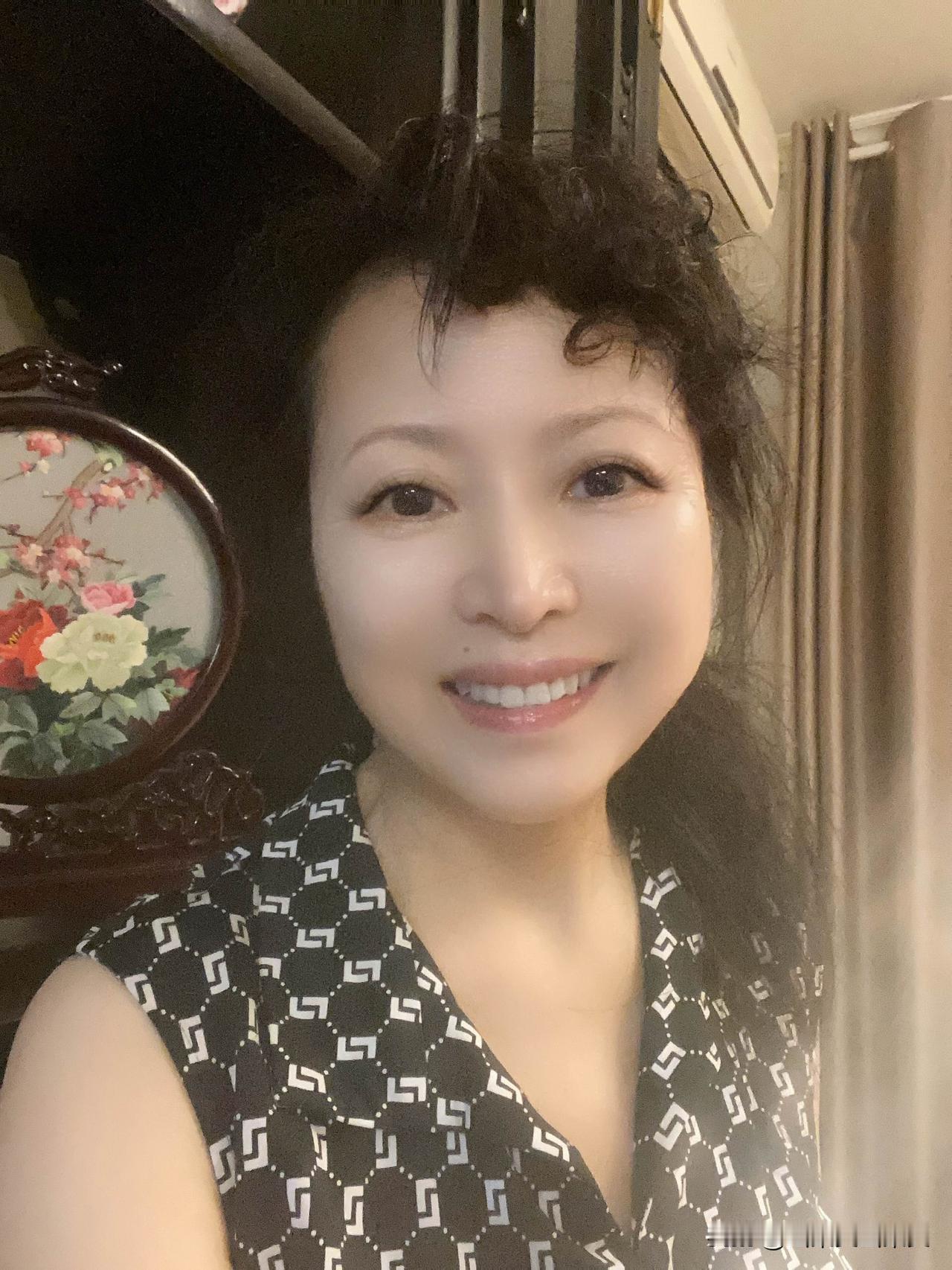 好久都没做拉花啦，
今天做的还不错，巧克力拉花哦，咖啡不敢喝，喝了就失眠[泣不成