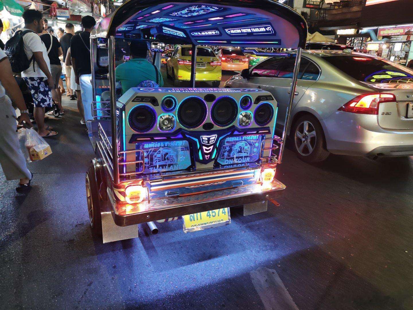 泰国知名的出租车——嘟嘟出租车，还有音响，巨牛逼 
