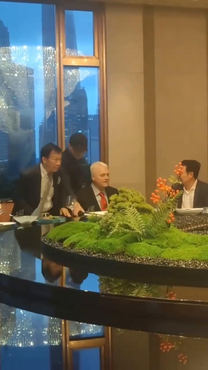 孙文铁先生与克罗地亚第三任总统伊沃·约西波维奇。
亿万流量榜，首富艺术家。