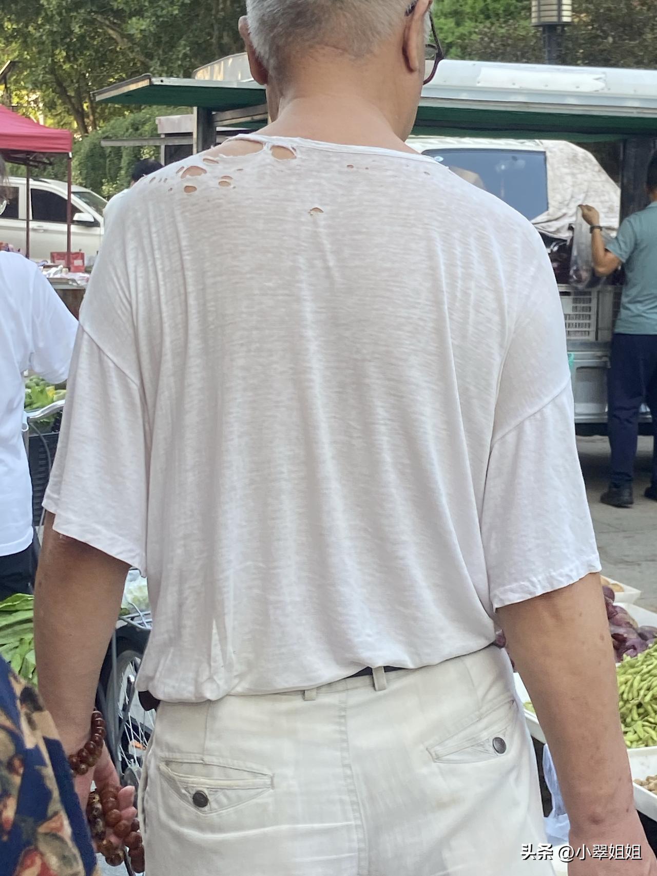 这个天津大爷，你是故意把破了窟窿的，感觉是穿了很久远的，都特别薄的，透肉的背心穿