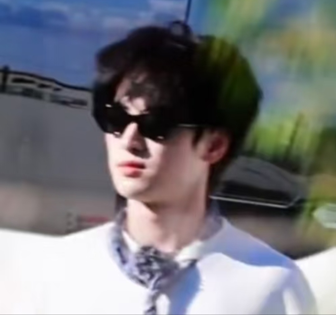 头上长猫耳朵（完全是小咪本咪来的严浩翔