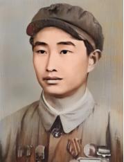 1943年，日军空袭时，18岁战士宋岭春仰面躲在草丛里，看飞行员探头出来，当敌机