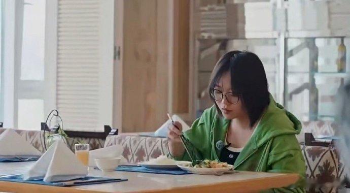 #李雪琴抱着必死的决心##李雪琴拒绝报团# 李雪琴的做法太酷了，面对压力依然能坚