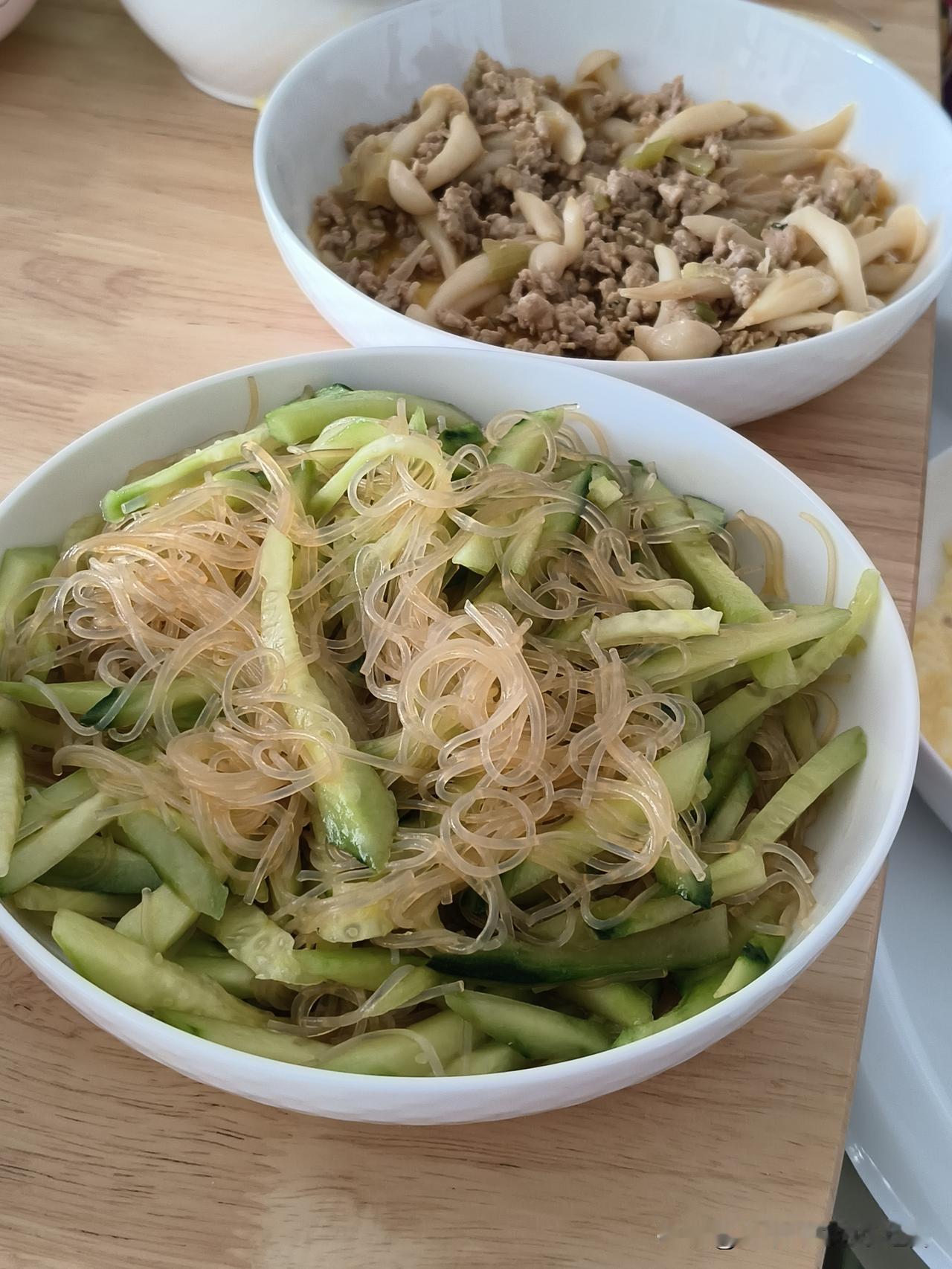 中午吃点啥？

感觉每天好像都有很多人和我一样，
不知道要吃点啥饭。

每次做饭