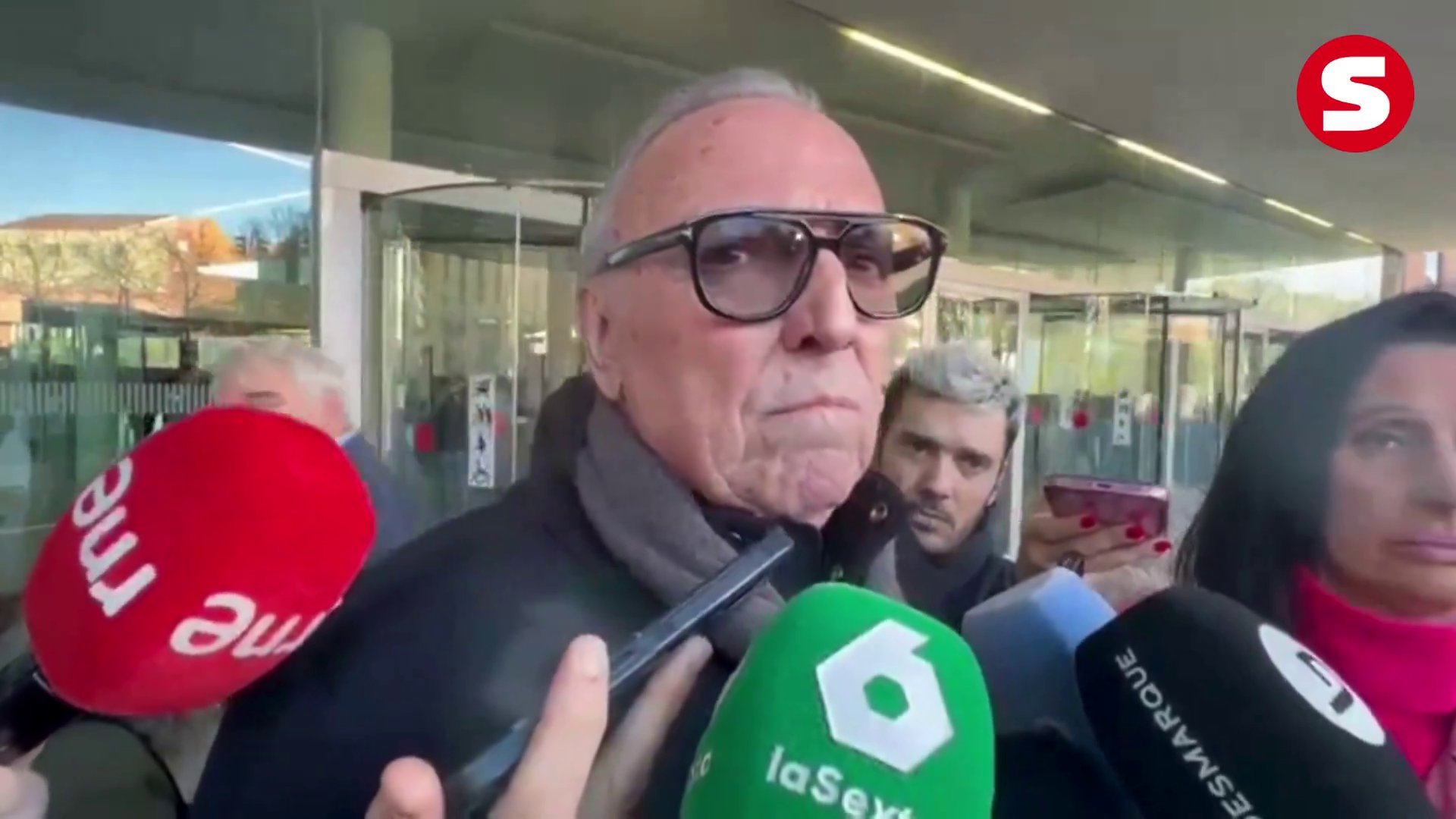 记者：你收买了裁判吗？ 加斯帕特：“如果你再侮辱我，我就把麦克风扔向你。巴塞罗那