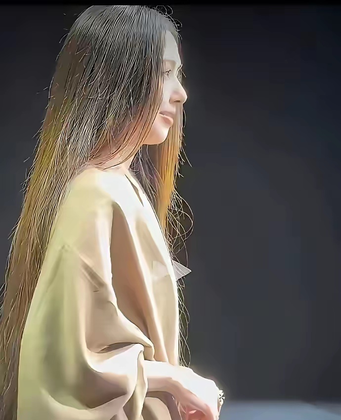 看到郭碧婷才发现，电视剧里都是骗人的，原来豪门儿媳的头发，也不是一直都精致打理 