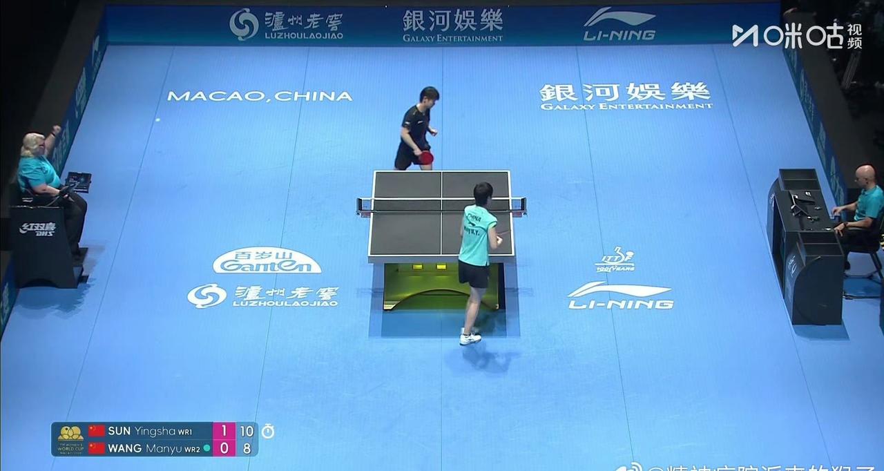 连丢两局的曼昱🇨🇳第三局叫了暂停，
前两局孙颖莎11-9，11-8领先王曼昱