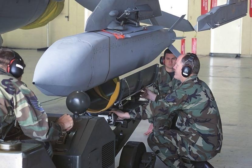 每天认识一件兵器 AGM-154联合防区外武器AGM-154联合防区外武器（Jo