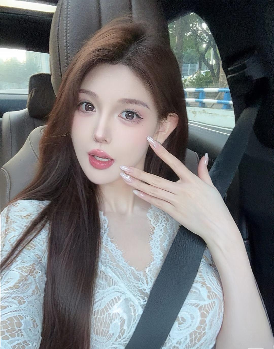 今天的阳光绝了 晒晒太阳真舒服阳光下自带滤镜 拍照的氛围感满满～
上海