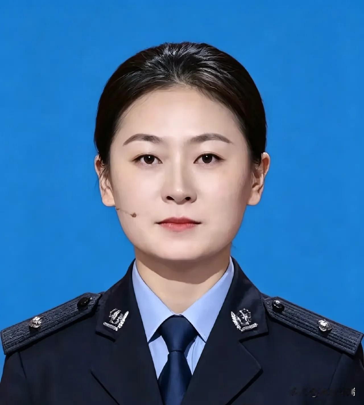 缉毒女警张迪18岁荣立二等功，立功时她却躲在被窝里哭，我想不通：一个如此爱哭的小
