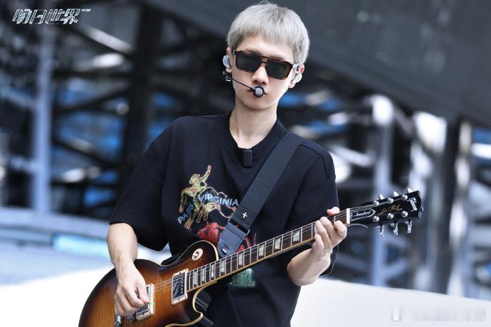 汪苏泷演唱会母子观演组合上线彻底被汪苏泷音乐的跨年龄魅力折服，现场随处可见母子结