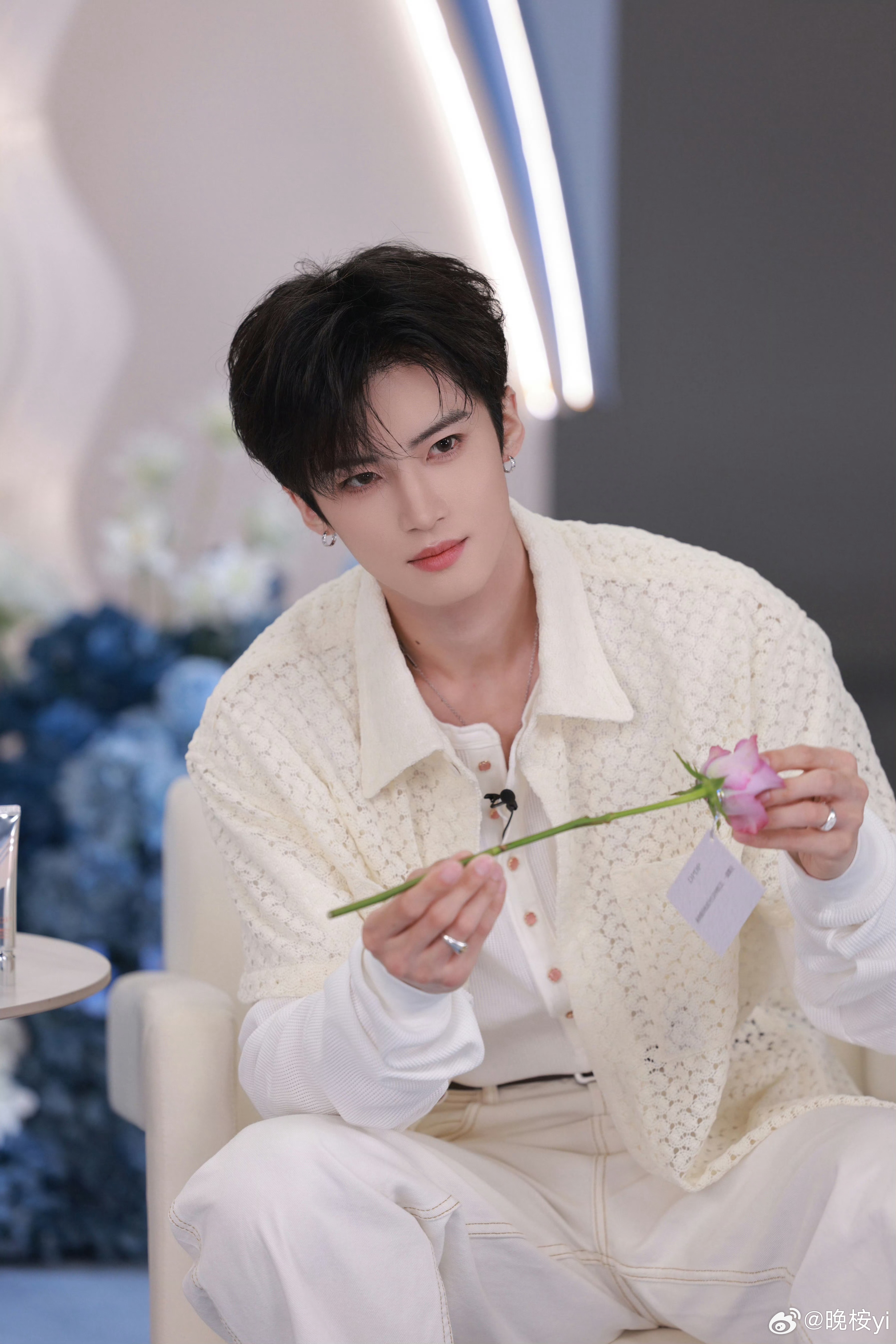 闫桉烽影燃梅香 🍬闫桉华容简 “凑够满天星辰 和你一起看烟花” 𝓖𝓪𝓽?