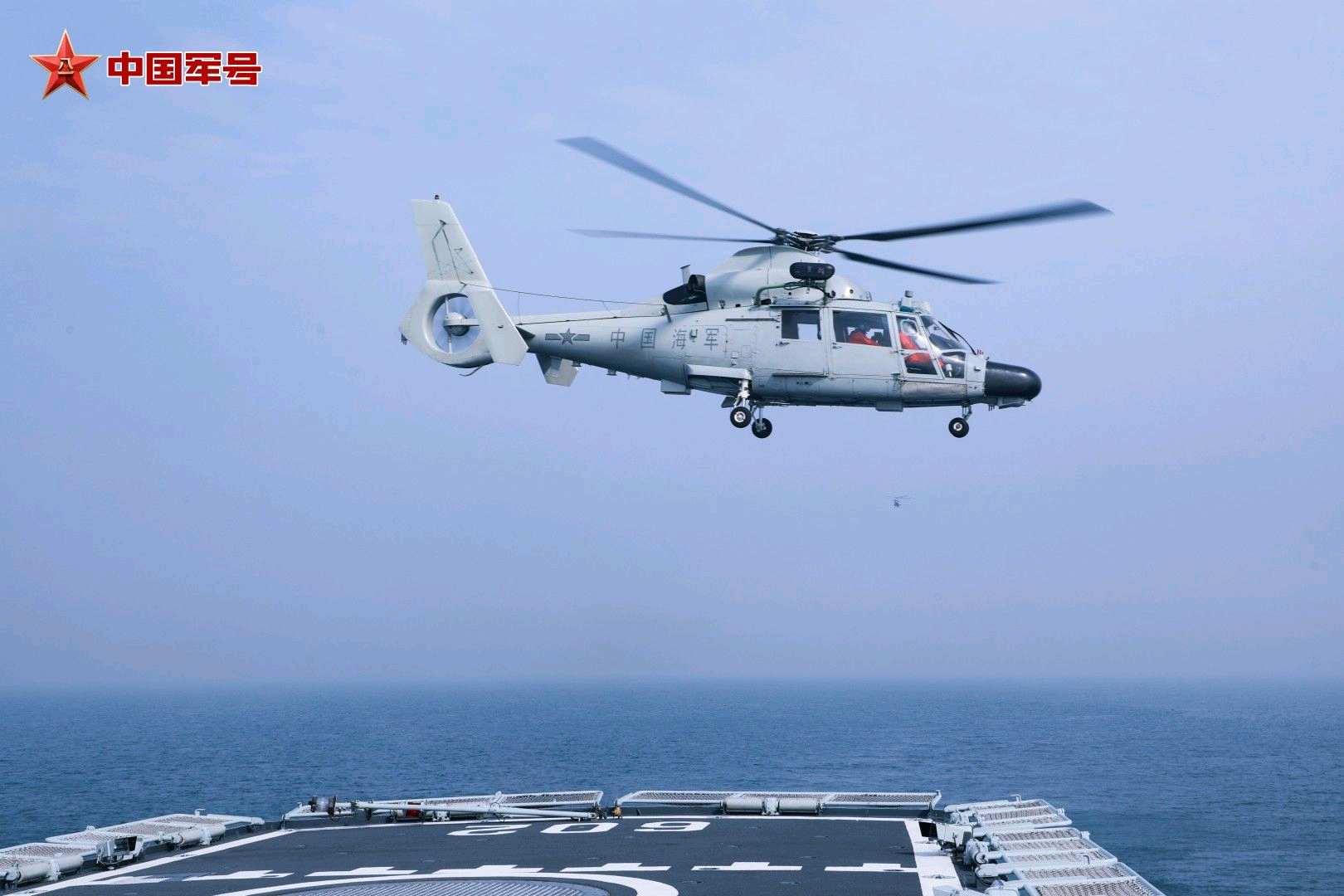 小动物和小九直-9C/D在056A平顶山舰上起降烽火问鼎计划中国海军