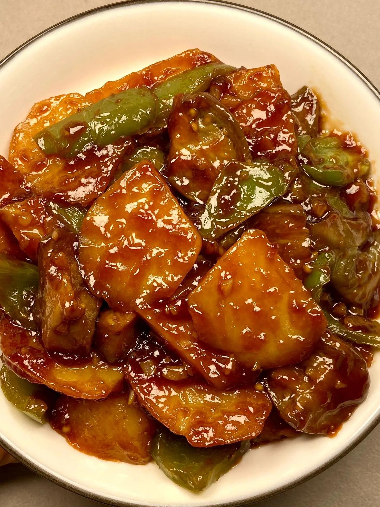 拿肉来都不换的地三鲜!好吃到炸了!
做法：
1、调酱汁：两勺醋、两勺生抽、半勺老