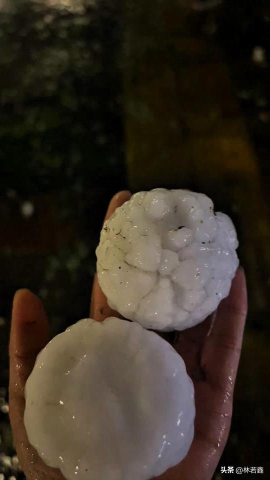 北京突降冰雹，冲上热搜，实在是因为这冰雹太大了，居然比鸡蛋都大，狂风暴雨，响声吓