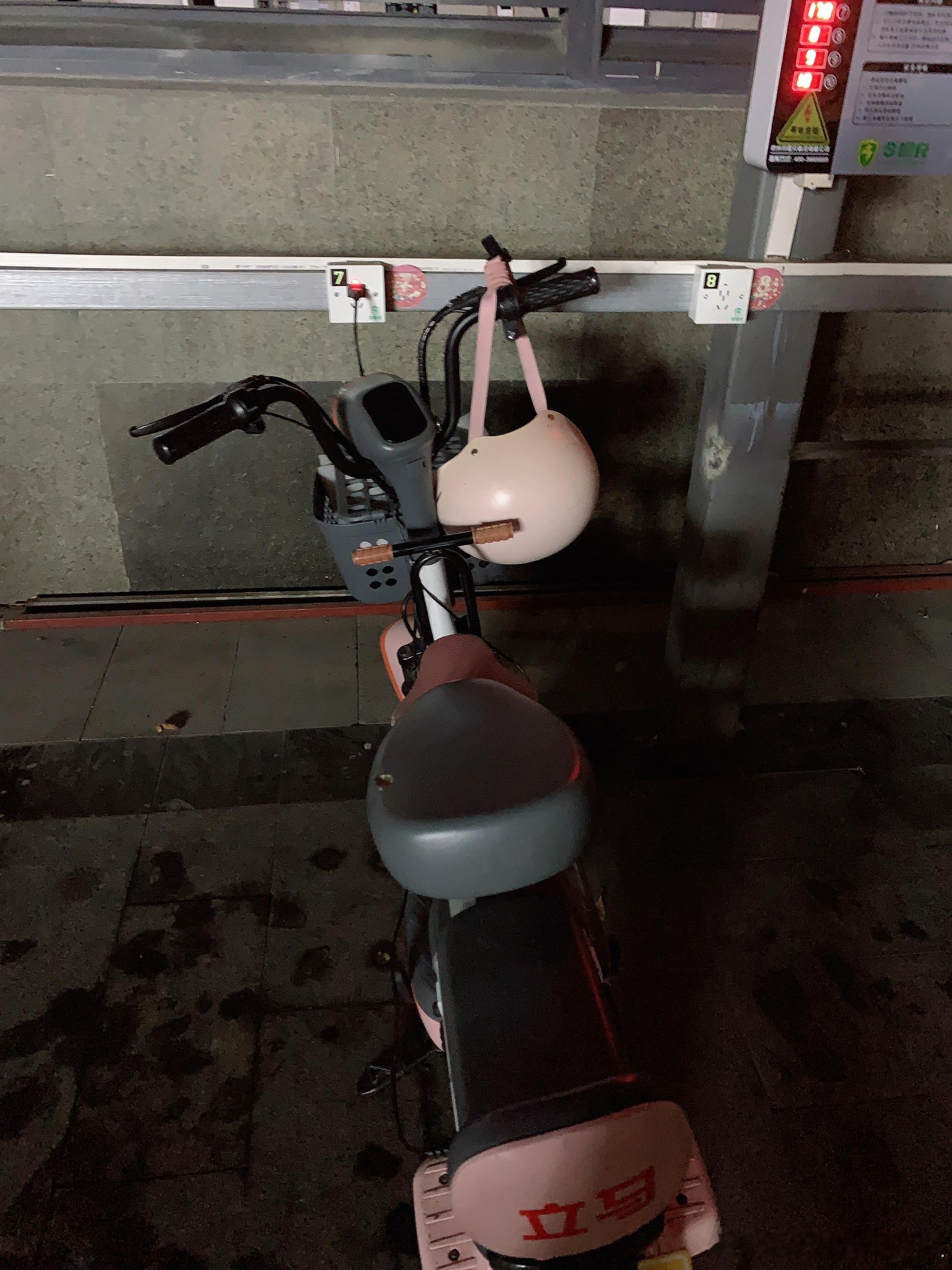 厨子还堵在高速上🙃又是我带幼崽来上辅导班，遇到了点突发情况。我是开电驴接送的，