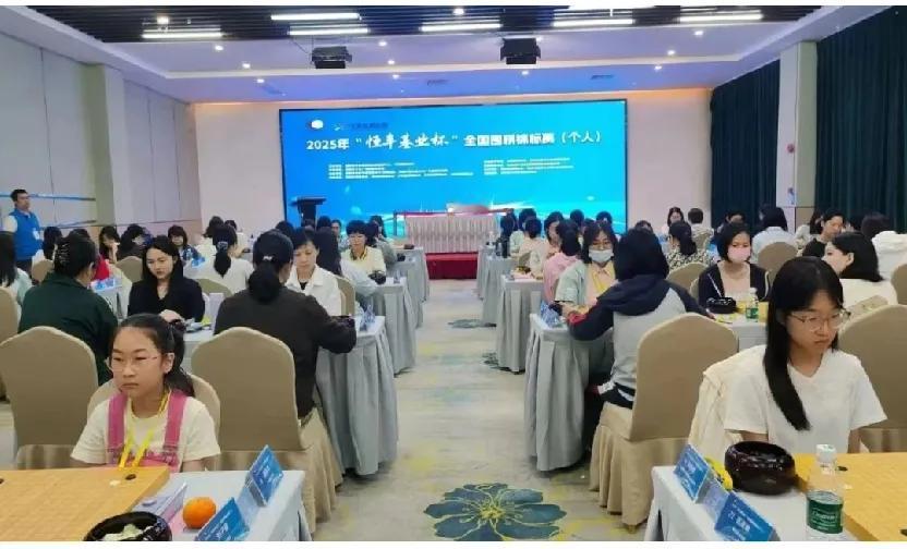全国围棋锦标赛精彩片段：

男子组五棋手并驾齐驱
赵晨宇又负小将又爆冷
女子组五