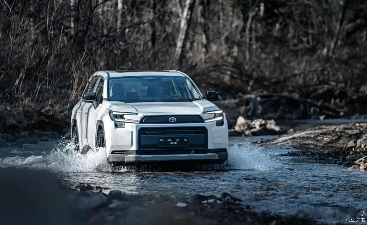 城市的早高峰裹挟着霓虹流动，第六代荣放的锤头鲨前脸划破晨雾，精准切入车流。12.