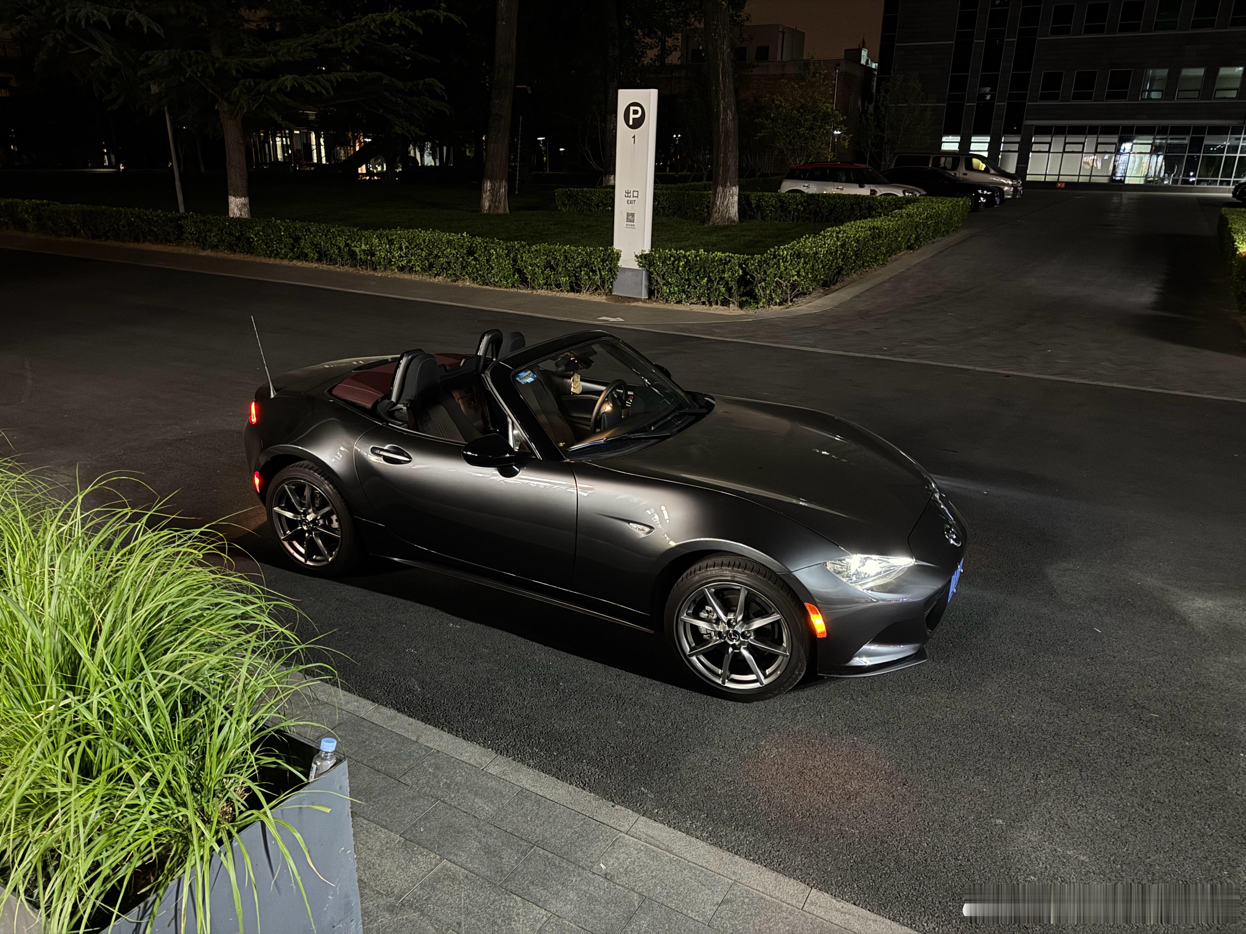 MX5换完轮圈颜色，感觉某个角度很像S2000，某个角度又很像NC，总之是在运动