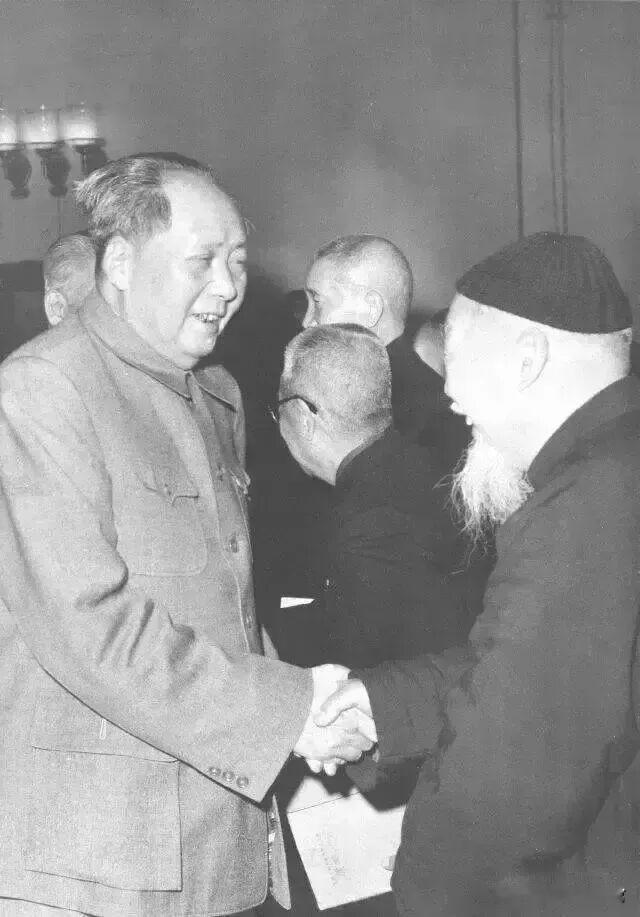 1954年，毛主席与北京师范大学校长陈垣亲切握手。二人谈笑交流，氛围融洽。作为史