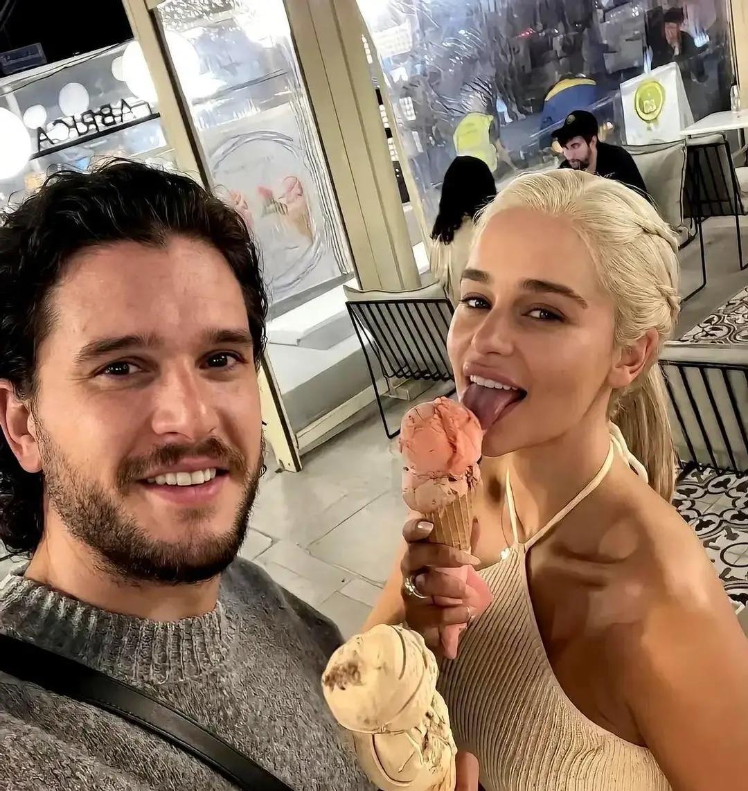 琼恩·雪诺在龙穴里亲手捅了丹妮莉丝。

前一秒还抱着她哄，下一秒匕首就进了心口。