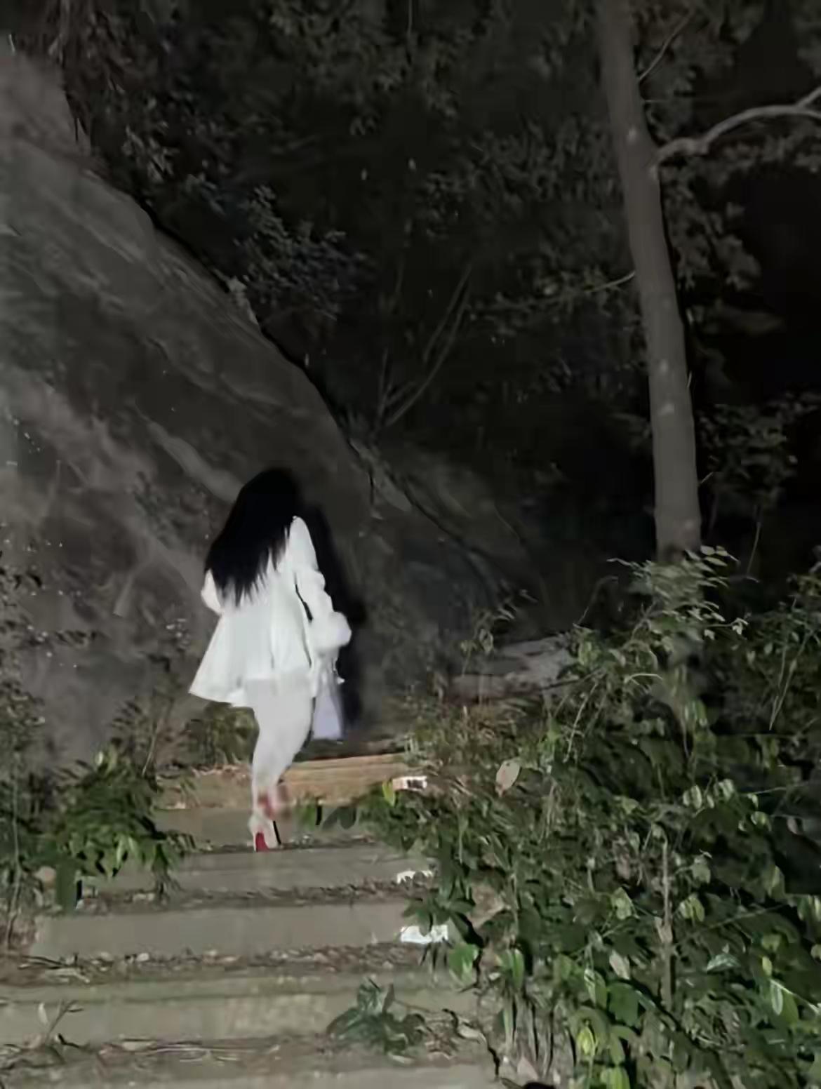 诶，不是美女，你这样穿着白色衣服，红底高跟鞋登山，还是一大晚上，又是半路遇到你，