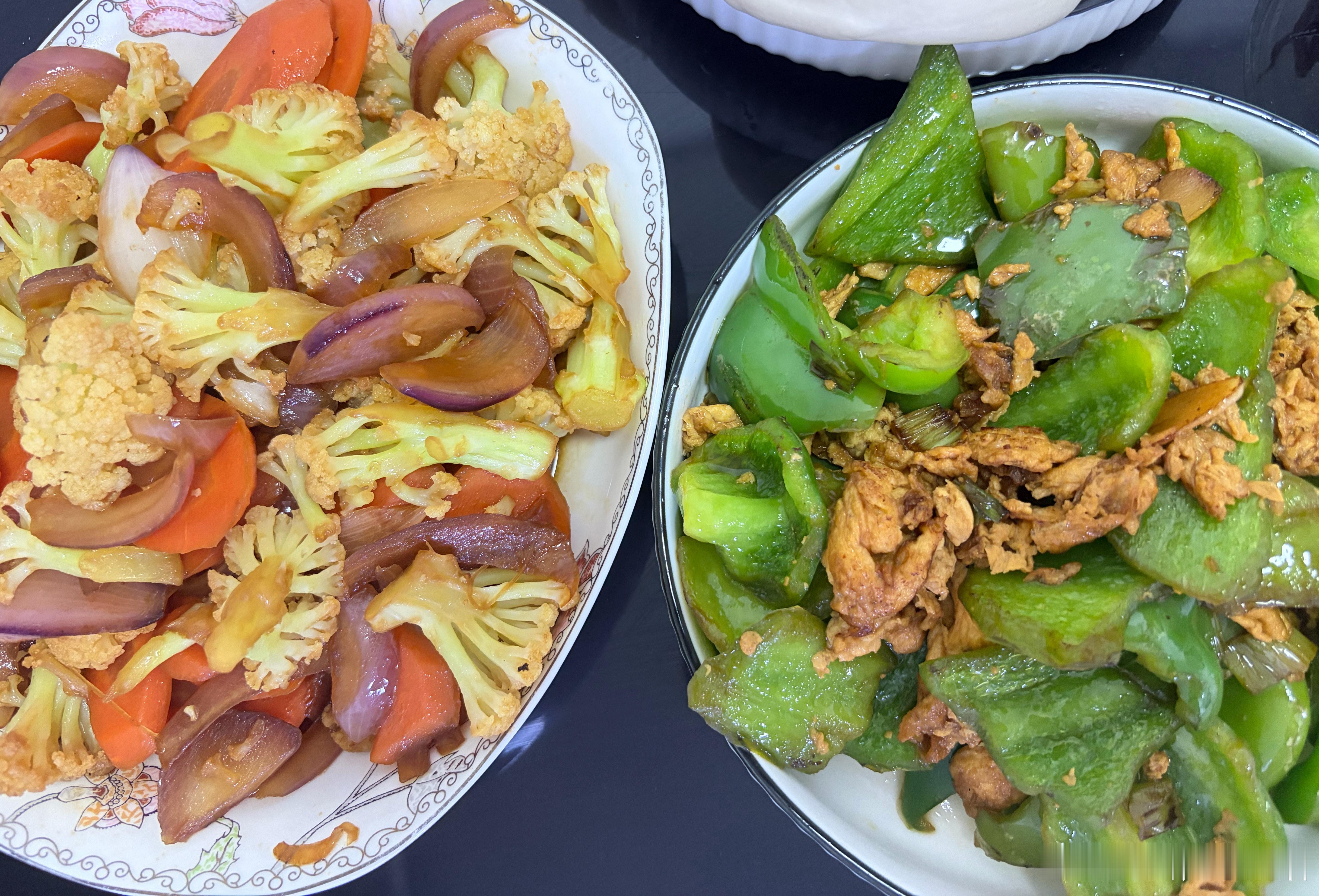 早晨晚了几分钟同事没看到我的信息没帮我拿饭中午的饭非常不合胃口完全没吃饱晚上虽然