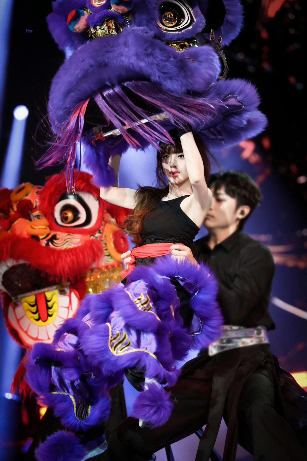 不要再骂赵露思了，赵露思演唱会上用舞狮宣传非遗，我觉得她很棒，点赞👍🏻