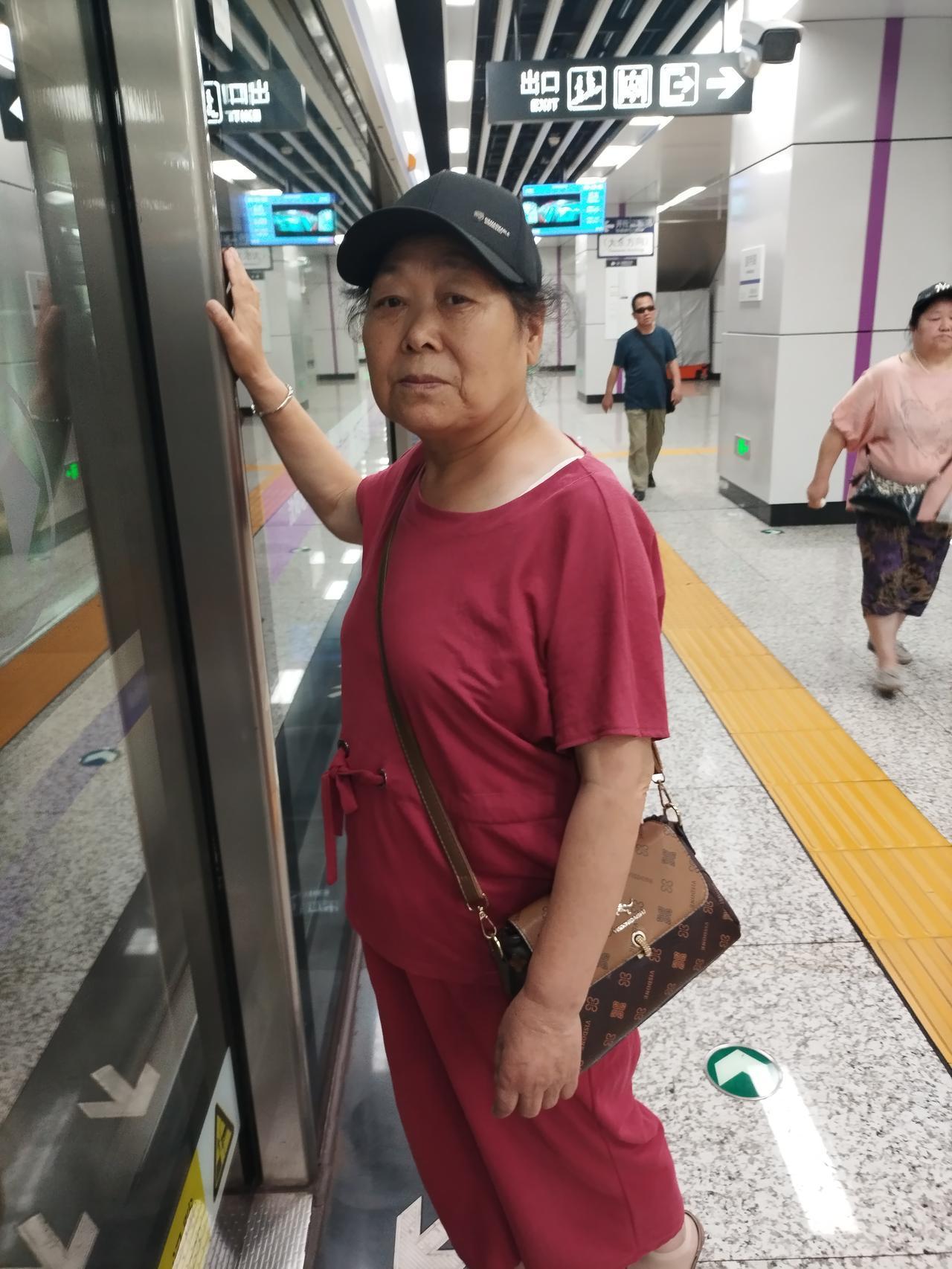 和老伴儿坐了两天地铁。

老伴儿两次被稽督人员检查验票。

老伴儿没有抱怨，没有