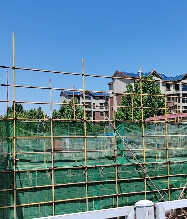 在工地上干钢筋工，遇到问题不要先报怨，要想法解决问题，这样的钢筋工师傅才让别人佩