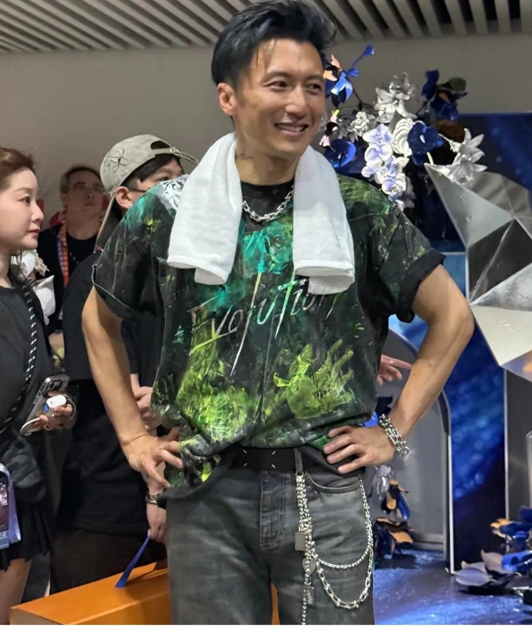 谢霆锋，笑起来像个青涩害羞的大男孩。