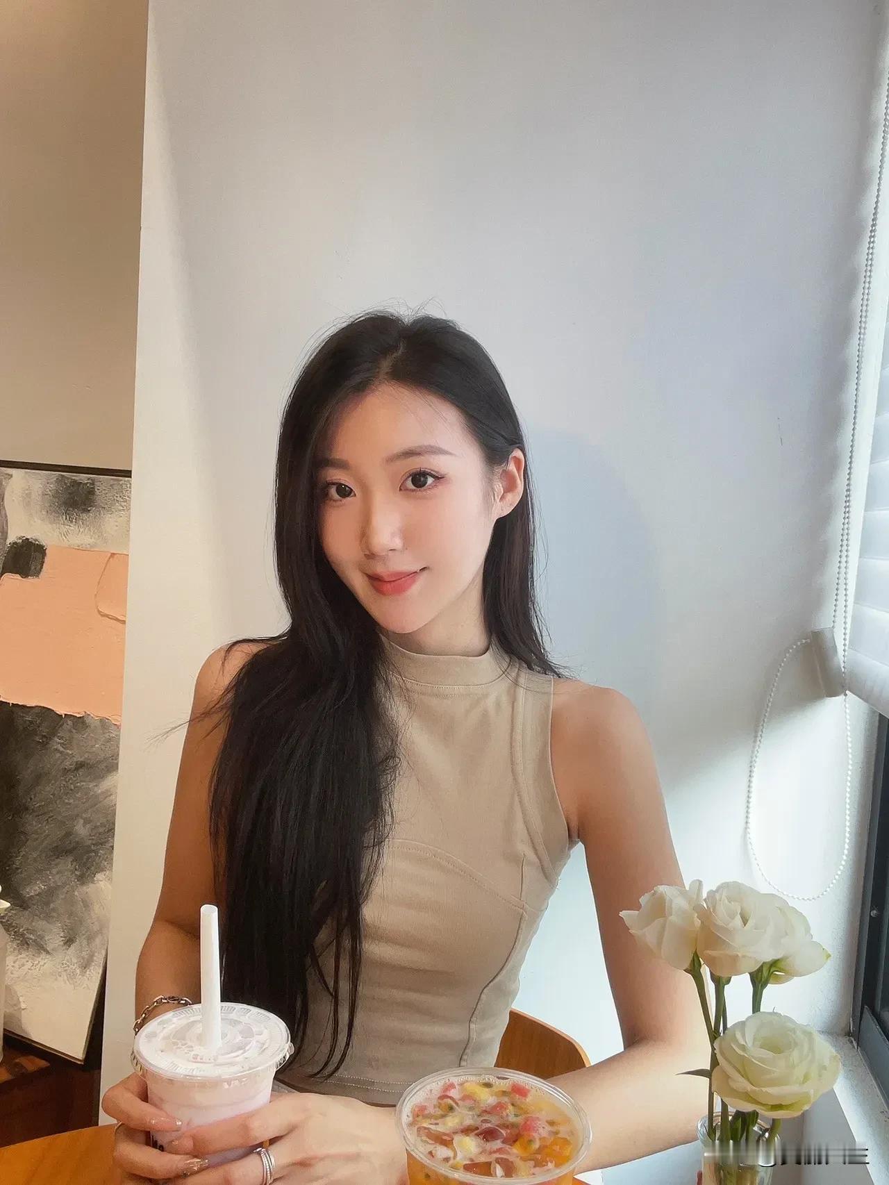 人生下半场，健康是最大的财富。手捧晨光，杯中盛满希望，愿每一天都从容而美好。🌅